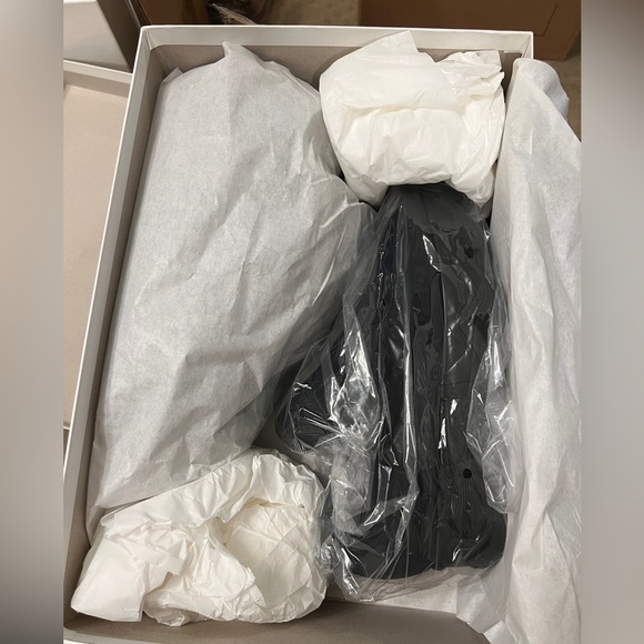 iRi NWB WES I Black Low Top Sneaker Shoes - Picture 9 of 9